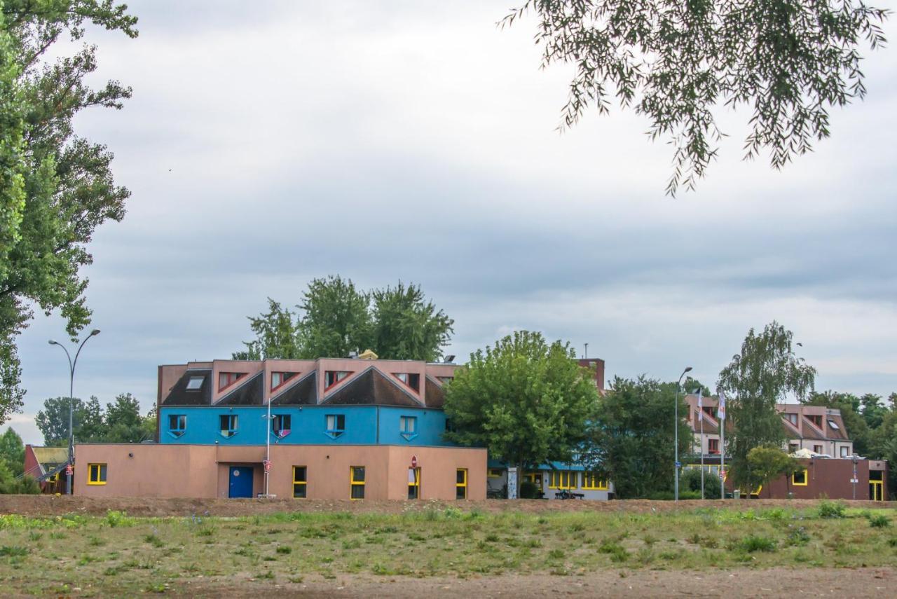 Auberge De Jeunesse Hi Strasbourg 2 Rives Vandrarhem Exteriör bild